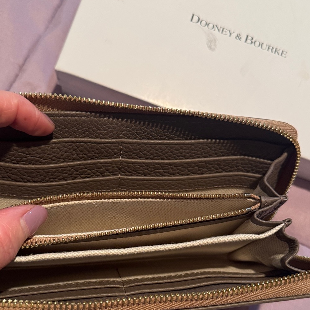 Dooney & Bourke Olive Textured Wallet. Beautiful condition - Picture 5 of 10